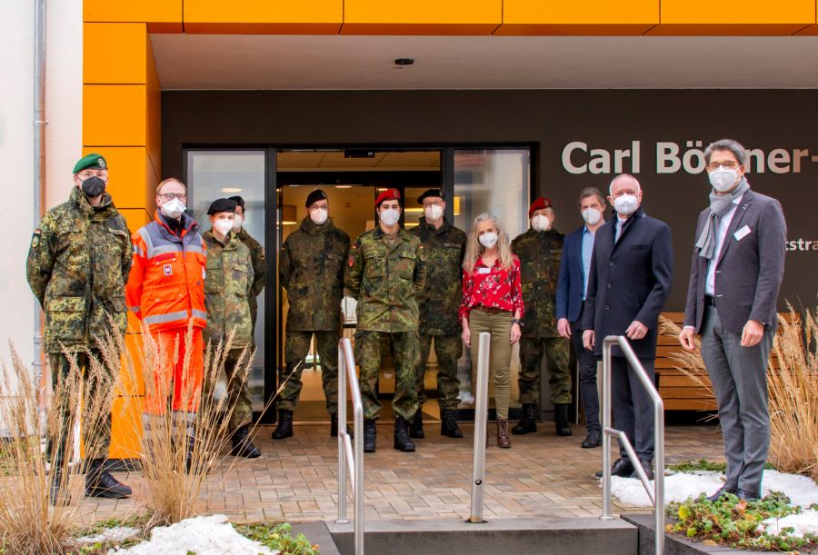 Schnelltests bieten den Bewohnerinnen und Bewohnern in Pflegeheimen mehr Sicherheit vor Ansteckung - von links: Stabsfeldwebel (SF) David Lohse, Sebastian Langenhorst vom Deutsches Rotes Kreuz, Hauptgefreite (HG) Maren Brinkmeyer, Gefreiter (G) Maik Lücking, Oberstabsgefreiter (OSG) Christian Mark, Gefreiter (G) Anil Aslander, Stabsgefreiter (SG) Holger Winzig, Ulrike Kamphues-Janson (Altenzentrum St. Johannisstift), Major (M) Sven Büsing, Moritz Giefers (Altenzentrum St. Johannisstift), Stellvertretender Landrat Hans-Bernd Jansen und Martin Wolf (Vorstandssprecher St. Johannisstift) Foto: Kreis Paderborn, Amt für Presse- und Öffentlichkeitsarbeit, Ulrike Sander Schnelltests bieten den Bewohnerinnen und Bewohnern in Pflegeheimen mehr Sicherheit vor Ansteckung - von links: Stabsfeldwebel (SF) David Lohse, Sebastian Langenhorst vom Deutsches Rotes Kreuz, Hauptgefreite (HG) Maren Brinkmeyer, Gefreiter (G) Maik Lücking, Oberstabsgefreiter (OSG) Christian Mark, Gefreiter (G) Anil Aslander, Stabsgefreiter (SG) Holger Winzig, Ulrike Kamphues-Janson (Altenzentrum St. Johannisstift), Major (M) Sven Büsing, Moritz Giefers (Altenzentrum St. Johannisstift), Stellvertretender Landrat Hans-Bernd Jansen und Martin Wolf (Altenzentrum St. Johannisstift) Foto: Kreis Paderborn, Amt für Presse- und Öffentlichkeitsarbeit, Ulrike Sander